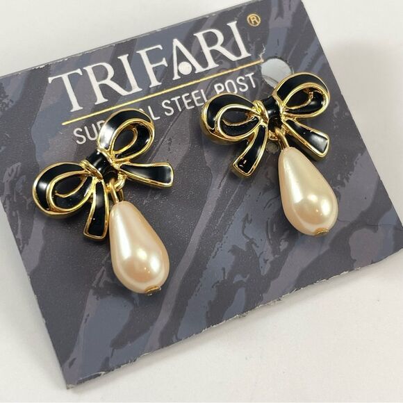 Vintage Trifari Bow Tie Faux Pearl Earrings Dangle Holiday Elegant Enamel - Picture 1 of 6